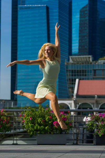 Bailarina de ballet mujer bailando ballet en la ciudad — Foto de Stock