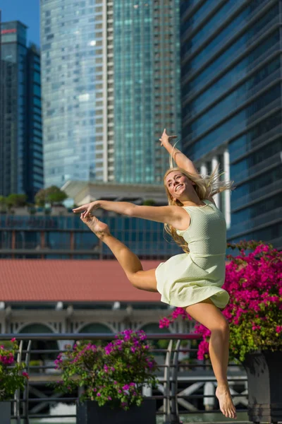 Артистка балета танцует балет в городе — стоковое фото