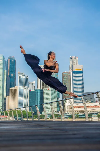 市内でバレエを踊るバレエ ダンサー女性 — ストック写真