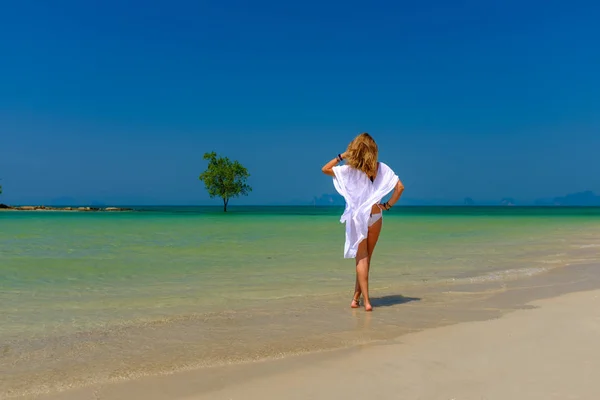 Mulher relaxante na praia em Krabi Tailândia — Fotografia de Stock