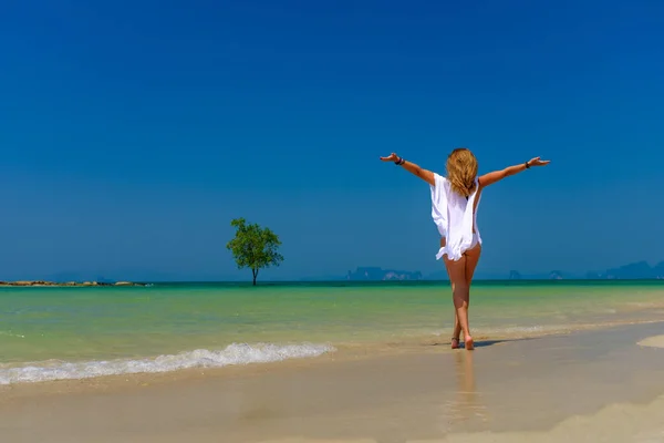 Frau entspannt sich am Strand in Krabi Thailand — Stockfoto