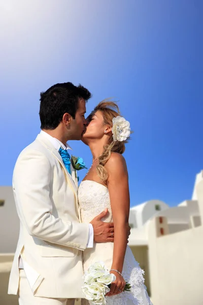 Couple mariée et marié célèbrent mariage sur Santorin — Photo