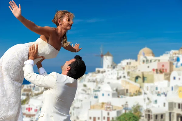 Par bruden och brudgummen fira bröllop på Santorini — Stockfoto