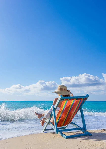 Lefkada Adası, vahşi sahilde kadınla — Stok fotoğraf