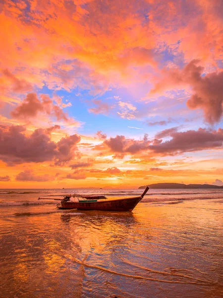 Sonnenuntergang am Strand von ao nang — Stockfoto