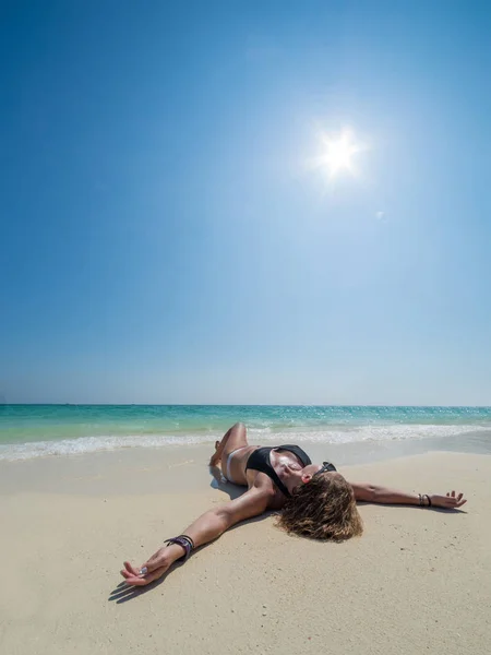 Donna sdraiata sulla spiaggia tropicale — Foto Stock