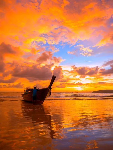 Tropical sunset on the beach. Ao-Nang. Krabi — Stock Photo, Image