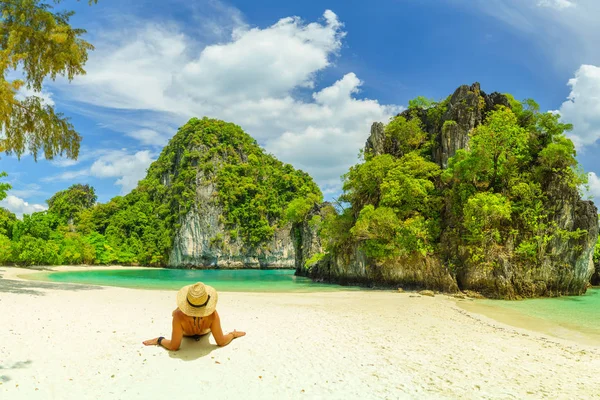 Mujer tomando el sol tumbada en la playa tropical —  Fotos de Stock