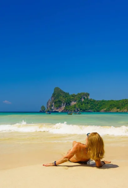 Frau ruht sich am tropischen Strand von Phi Phi Don aus — Stockfoto