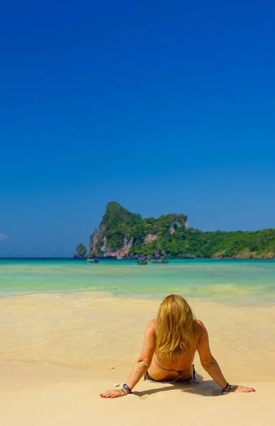 Mulher descansando na praia tropical de Phi Phi Don — Fotografia de Stock