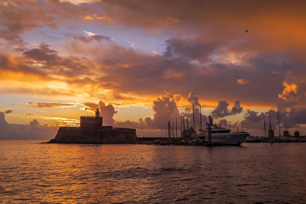 Agios nikolaos Fort aan de haven mandraki van Rhodos — Stockfoto