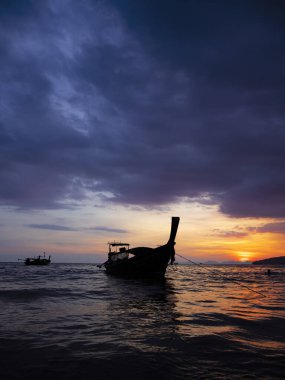 Tayland sahilinde geleneksel uzun kuyruklu tekne.
