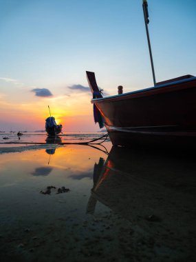 Tayland sahilinde geleneksel uzun kuyruklu tekne.