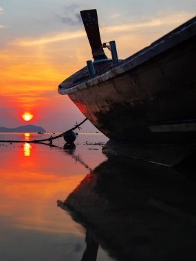 Tayland sahilinde geleneksel uzun kuyruklu tekne.