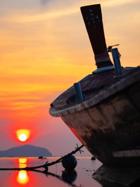 Tayland sahilinde geleneksel uzun kuyruklu tekne.