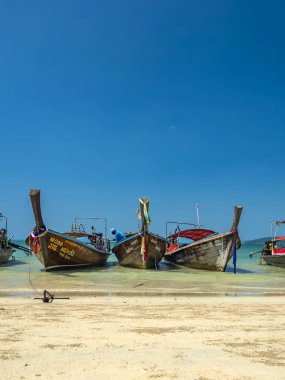 Geleneksel uzun kuyruk teknesi Krabi Tayland 'daki Ao Nang plajında.