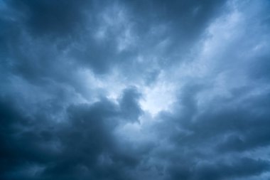 karanlık fırtına bulutları 