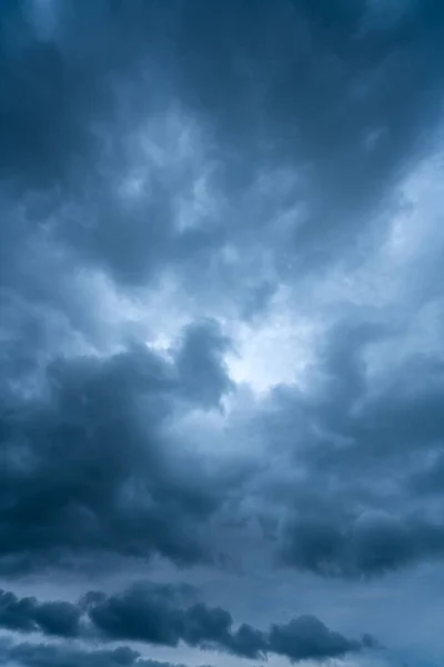 Dunkle Gewitterwolken — Stockfoto