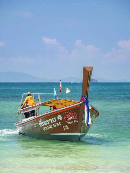 Tradiční dlouhý ocas loď na pláži Ao Nang v Krabi Thajsku — Stock fotografie