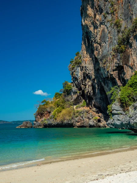 Tropischer Strand im Tropenresort — Stockfoto