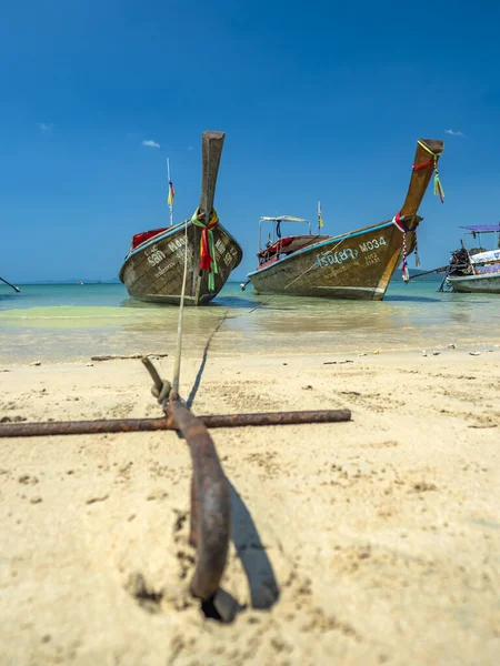 Longue queue traditionnelle sur la plage d'Ao Nang à Krabi Thaïlande — Photo