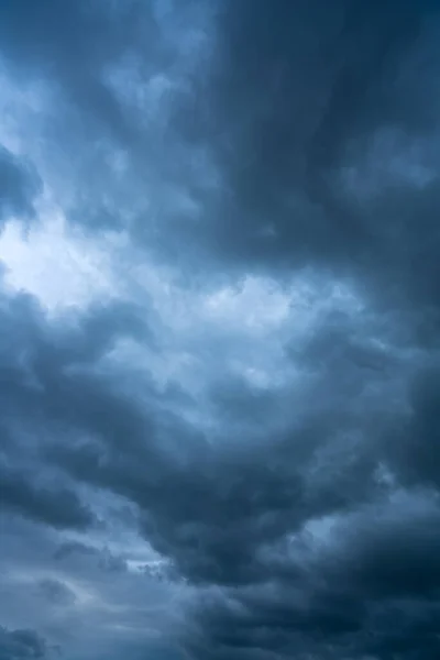 Nubi temporalesche scure — Foto Stock