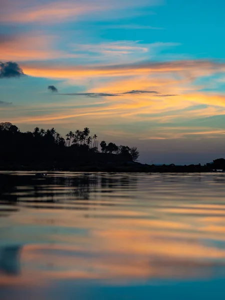 Praia tropical ao pôr do sol — Fotografia de Stock