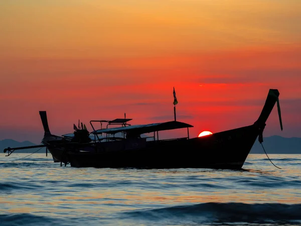 Tayland Sahilinde Geleneksel Uzun Kuyruklu Tekne — Stok fotoğraf