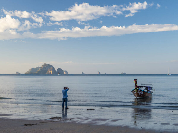 Традиционная длинная хвостовая лодка на пляже Ао Нанг в Таиланде