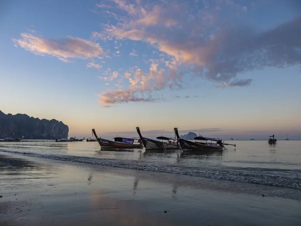 Παραδοσιακό σκάφος με μακριά ουρά στην παραλία Ao Nang στην Krabi της Ταϊλάνδης — Φωτογραφία Αρχείου