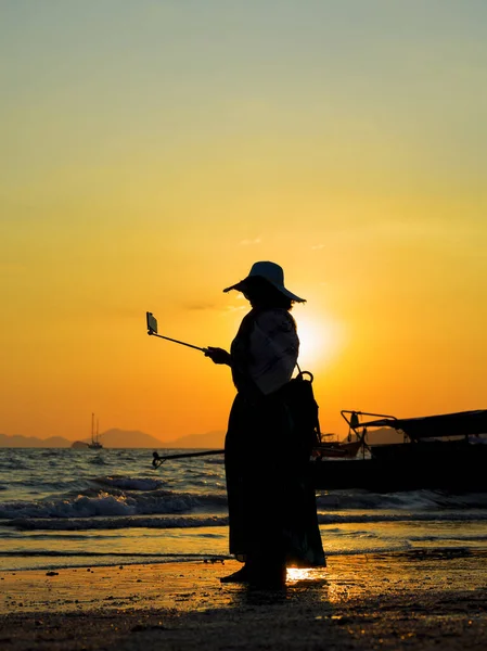 Asian Woman  on the beach taking selfies — Stok fotoğraf