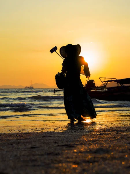 Asian Woman  on the beach taking selfies — Stock Photo, Image