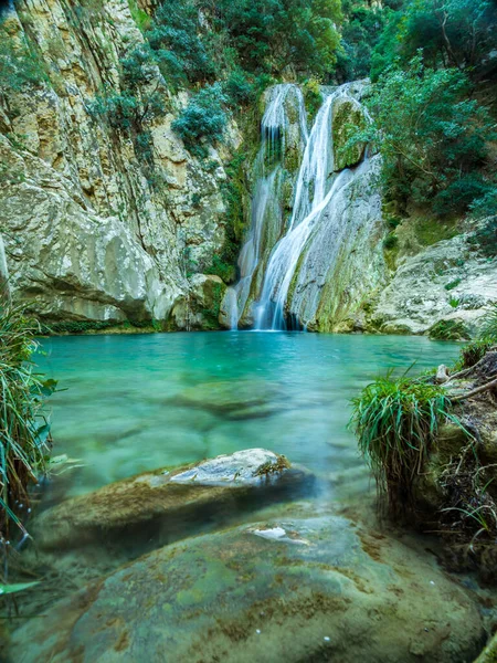 Wasserfall grüner Wald Fluss Bach — Stockfoto