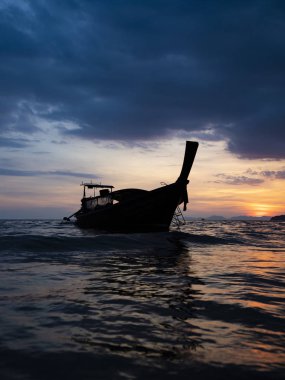 Tayland sahilinde geleneksel uzun kuyruklu tekne.
