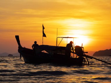 Tayland sahilinde geleneksel uzun kuyruklu tekne.