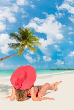 Mayolu esmer kız kumsalda eğleniyor.