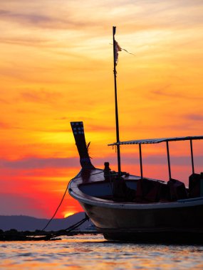 Tayland sahilinde geleneksel uzun kuyruklu tekne.