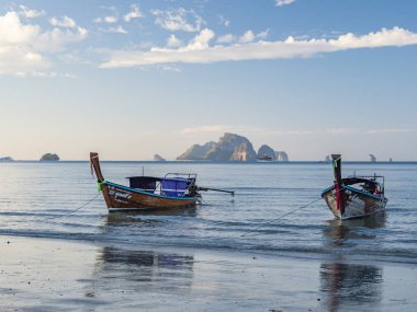 Geleneksel uzun kuyruk teknesi Krabi Tayland 'daki Ao Nang plajında.