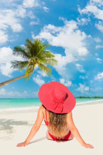 Brunett solbränd flicka i badkläder njuter av stranden — Stockfoto