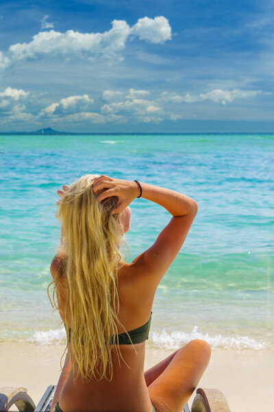 Красивая женщина с красивыми волосами отдыхает на итальянском острове