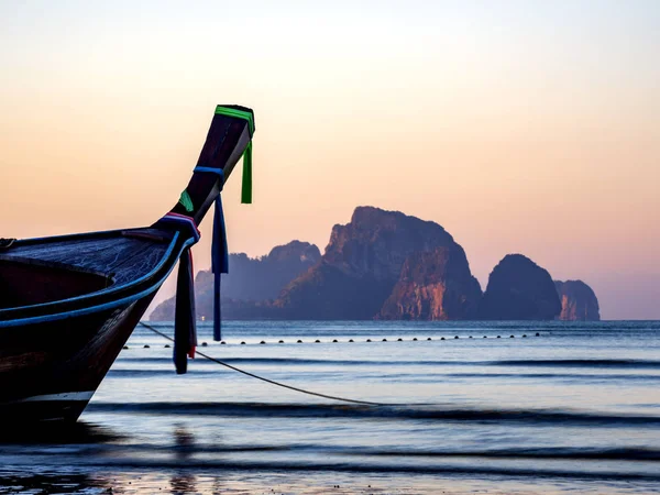 Hagyományos Hosszú Farkú Hajó Strandon Thaiföldön — Stock Fotó