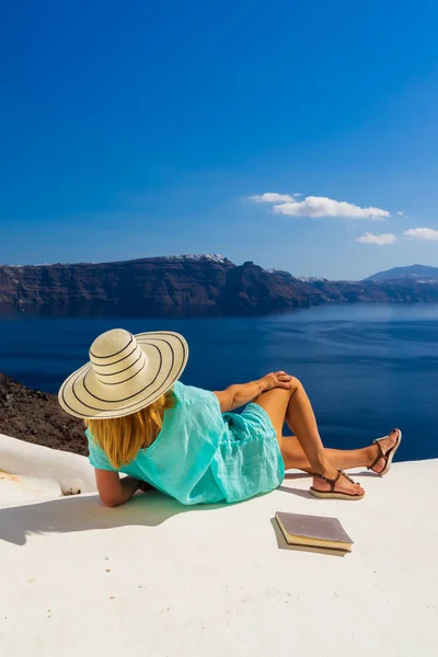 Luxe reizen vakantie vrouw kijkt aan uitzicht op Santorini eiland — Stockfoto