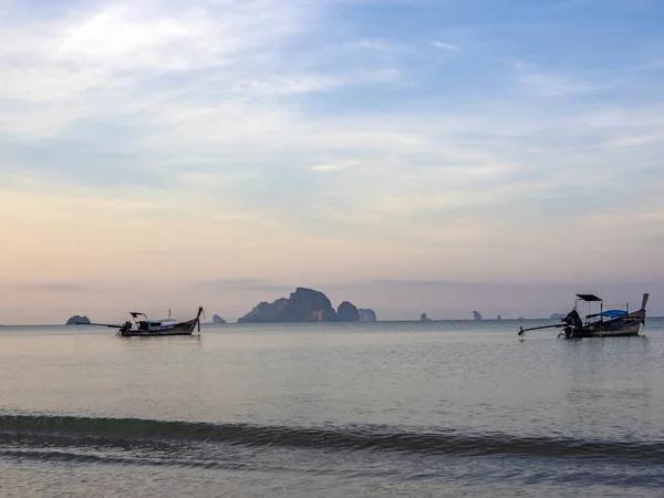 Geleneksel uzun kuyruk teknesi Krabi Tayland 'daki Ao Nang plajında. — Stok fotoğraf