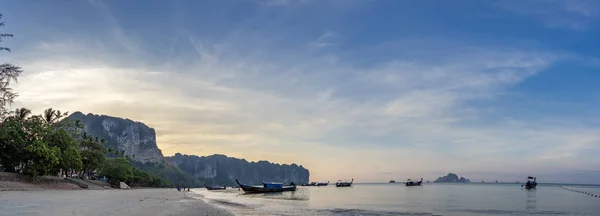 Tradizionale barca a coda lunga sulla spiaggia di Ao Nang in Krabi Thailandia — Foto Stock