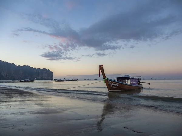 Geleneksel uzun kuyruk teknesi Krabi Tayland 'daki Ao Nang plajında. — Stok fotoğraf