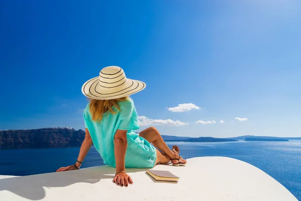 Viagem de luxo mulher de férias olhando para a vista na ilha de Santorini — Fotografia de Stock