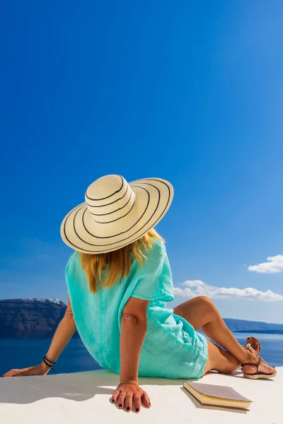 Mujer de vacaciones de lujo mirando a la vista en la isla de Santorini —  Fotos de Stock