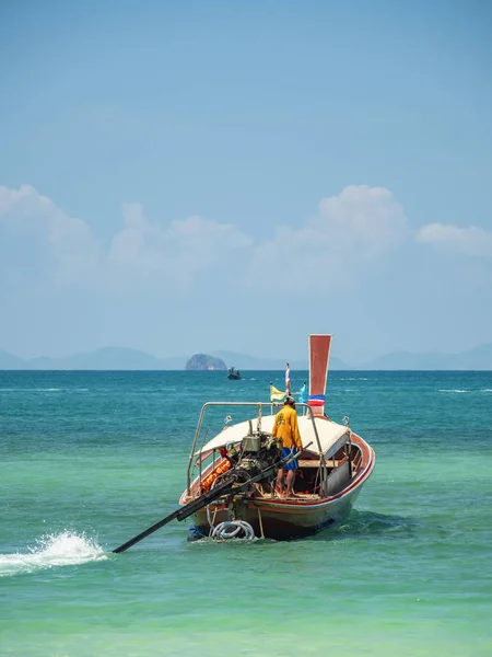 Tradiční dlouhý ocas loď na pláži Ao Nang v Krabi Thajsku — Stock fotografie