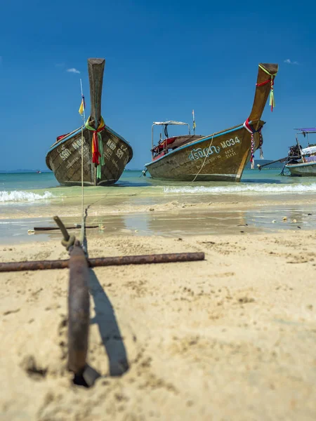 Традиційний довгий хвостовий човен на пляжі Ао Нанг у Крабі Таїланд. — стокове фото