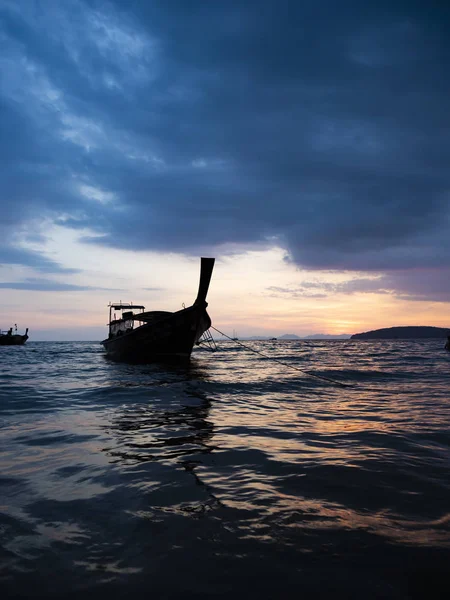 Barco tradicional de cola larga en la playa de Ao Nang en Krabi Tailandia. — Foto de Stock